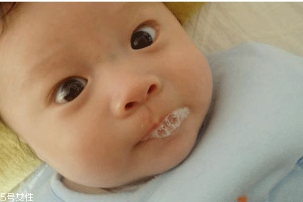 婴儿吐泡泡是什么原因引起的,一个半月宝宝嘴巴吐泡泡什么原因 婴儿吐泡泡是什么原因引起的,一个半月宝宝嘴巴吐泡泡什么原因