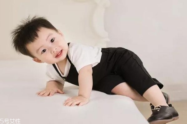 宝宝走路一定要牵着手,宝宝走路非要人牵着