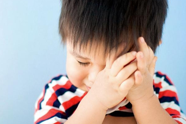 小孩爱揉眼睛什么原因,孩子经常揉眼睛