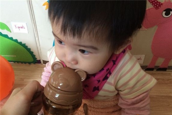 婴儿每天要喝水吗,宝宝每天要喝很多水正常吗