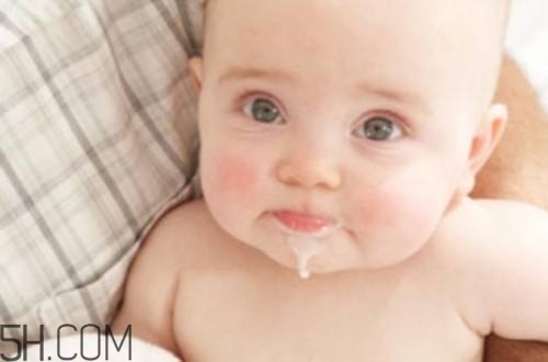 宝宝吐奶是怎么回事儿,小宝宝老是吐奶是怎么回事 宝宝吐奶是怎么回事儿,小宝宝老是吐奶是怎么回事