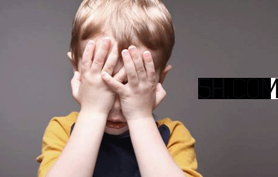 小孩夹腿是什么原因引起的,小孩有夹腿的现象应该怎么办