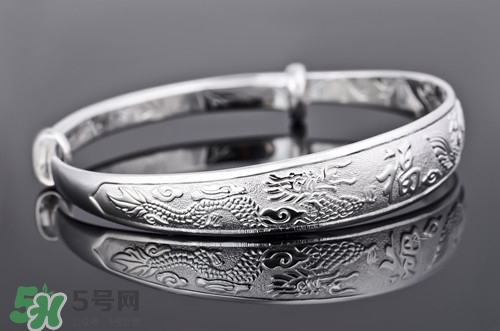 宝宝为什么带银手镯变黑,宝宝为什么带银手镯会哭