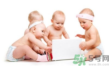 宝宝头上的卤门能摸吗,婴儿头上的卤门能摸吗