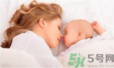 宝宝冬天睡觉盖多少合适,冬天婴儿睡觉的时候盖什么比较好