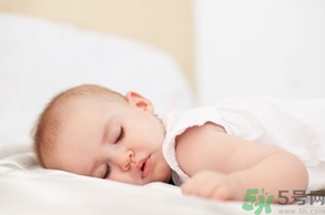 婴儿睡扁头怎样调整,五个月宝宝头有点歪怎么办 婴儿睡扁头怎样调整,五个月宝宝头有点歪怎么办