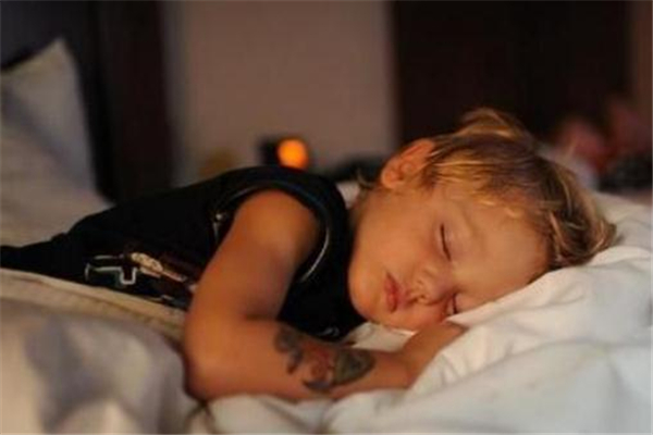 宝宝分床睡的方法,给孩子分床睡的注意事项 宝宝分床睡的方法,给孩子分床睡的注意事项