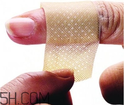 创可贴粘在伤口上怎么才弄得掉洗不掉怎么办,创可贴粘在伤口上怎么才弄得掉