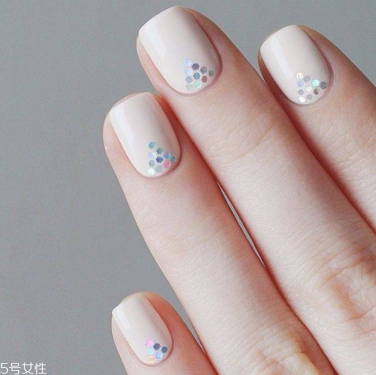 夏季多久做一次美甲才合适(多长时间做一次美甲合适)