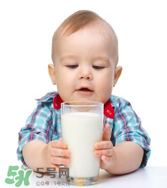 老年人奶粉小孩能不能喝,老年人能不能喝婴儿奶粉