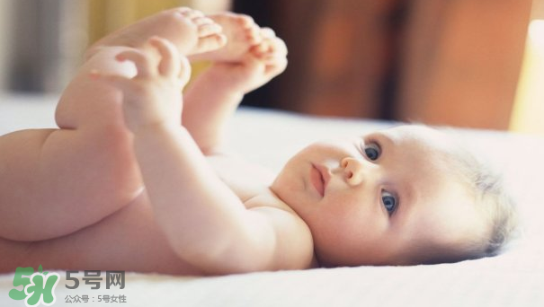 宝宝发烧可以擦清凉油吗,宝宝发烧用清凉油退烧擦哪里?