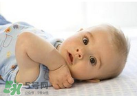 宝宝睡觉要盖被子吗,宝宝白天穿衣服睡觉要不要盖被子