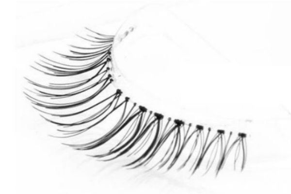 假睫毛怎么贴自然(假睫毛怎么贴自然)