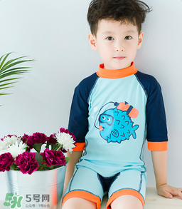 婴儿游泳要穿游泳裤吗,儿童游泳要不要穿上衣