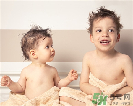 爽身粉滑石粉是什么东西,爽身粉里面的滑石粉有害吗 爽身粉滑石粉是什么东西,爽身粉里面的滑石粉有害吗