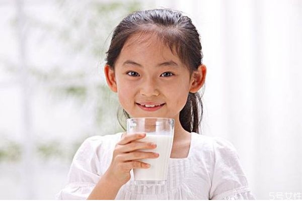 儿童一天能喝多少牛奶,儿童喝牛奶一天喝多少合适