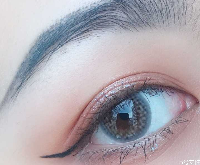 蓝色美瞳适合什么妆容(蓝色美瞳适合什么妆容)