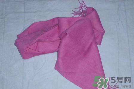 羊绒围巾掉毛是正常现象吗,羊绒围巾掉毛特别严重是什么情况?