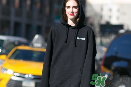 卫衣里面穿毛衣好看吗,卫衣搭配毛衣外套好看吗