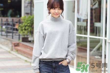 套头卫衣里面要不要穿衣服,套头卫衣里面穿什么