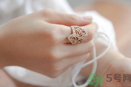 睡觉能戴戒指吗,睡觉的时候可以戴银戒指吗 睡觉能戴戒指吗,睡觉的时候可以戴银戒指吗