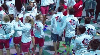 会发光的鞋子叫什么鞋,闪闪发光的高跟鞋是什么牌子的