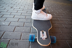 怎么分辨品牌运动鞋的真假,运动鞋怎么辨别真假