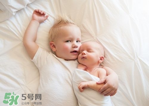 二胎出生后如何安抚老大,二胎后如何对待大宝