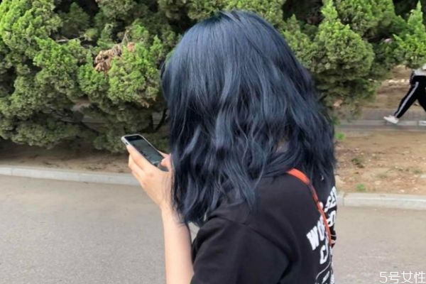 黑蓝色不漂掉成什么色,蓝黑色头发掉色后是什么颜色