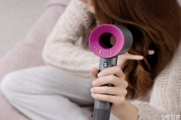 头发卷进吹风机里面怎么拿出来,吹风机卷进去头发怎么弄出来