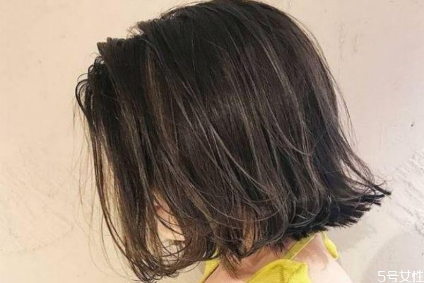 睡觉短发不翘的窍门,防止睡觉头发变翘的方法 睡觉短发不翘的窍门,防止睡觉头发变翘的方法