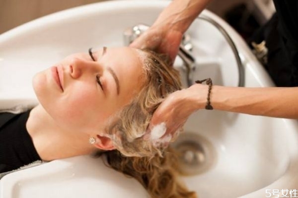天天洗头头发会秃吗,天天洗头头发会掉吗