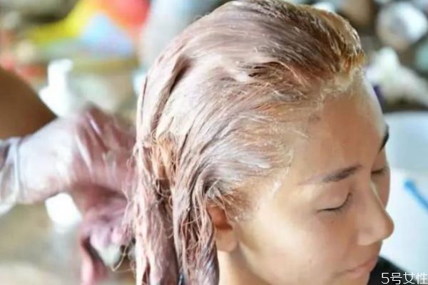 漂过的头发染黑色多久掉色,漂过的头发染黑色会掉色吗