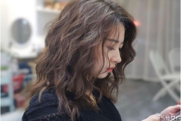 羊毛卷染什么颜色显白,羊毛卷染什么颜色好呢