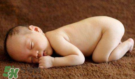 孩子为什么老爱趴着睡,孩子总爱趴着睡