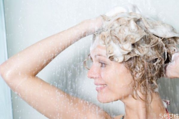 高温热水洗头的危害,水温高洗头有什么危害 高温热水洗头的危害,水温高洗头有什么危害