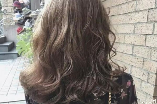 烫完的头发可以软化回去吗,烫完头可以软化回来吗 烫完的头发可以软化回去吗,烫完头可以软化回来吗