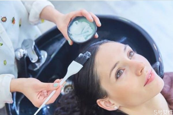 自己染发后冲洗可以用洗发水吗,染头发后冲洗可以用洗发水吗