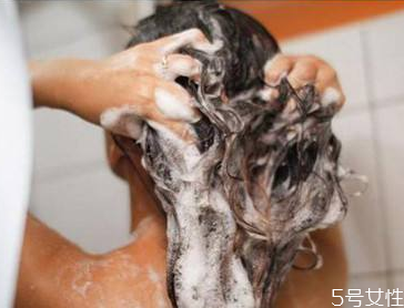 用洗衣粉洗头发会怎样?,洗衣粉洗头发会怎么样