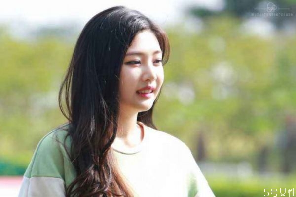 男生适合染黑茶色吗,黑茶色配什么发型