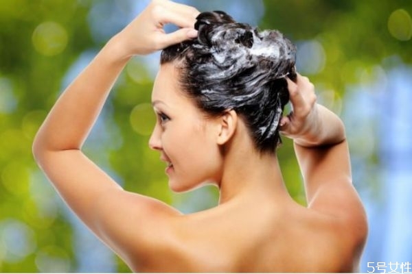 油性头发几天洗一次头发最好,油性脱发多久洗一次头发