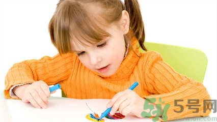 宝宝左撇子的迹象,宝宝左撇子聪明吗