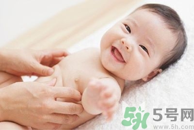 爽身粉和痱子粉的区别,爽身粉和痱子粉一样吗