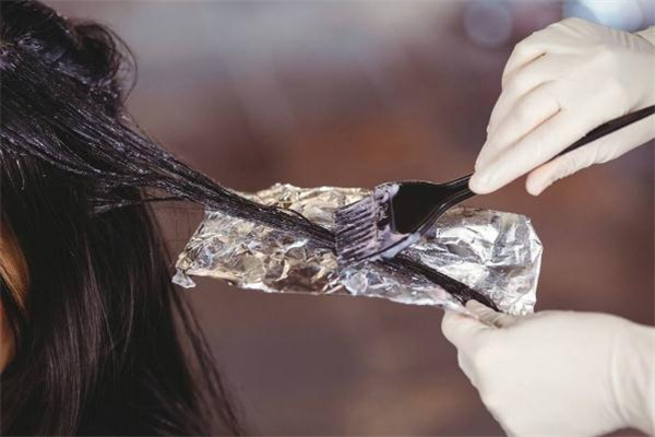 头发染爆顶了多久会自然,染发爆顶洗多久会自然