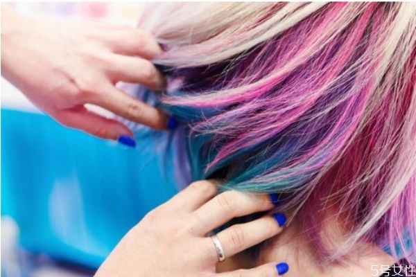 理发店帮忙染发手工费多少钱,理发店染头发手工费