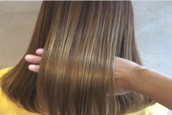 离子烫后越久不洗头越好吗,离子烫后第一次洗头是不是时间越长越好