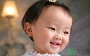 小孩有黑色牙斑怎么去掉,小宝宝牙齿有黑斑怎么办 小孩有黑色牙斑怎么去掉,小宝宝牙齿有黑斑怎么办