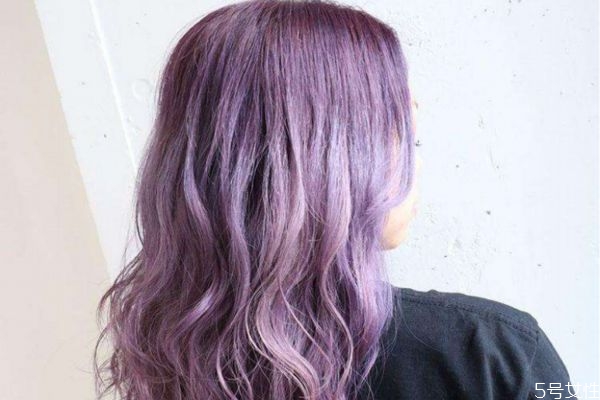 上黑下黄的头发怎么染一致,上黑下黄的头发怎么染成其他颜色