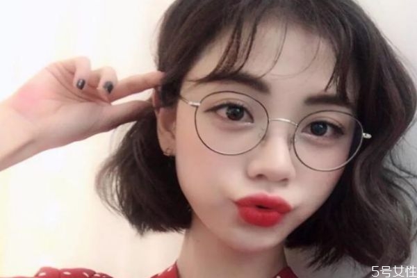 皮肤暗黄头发应该做什么颜色,皮肤黄适合染什么发色显白