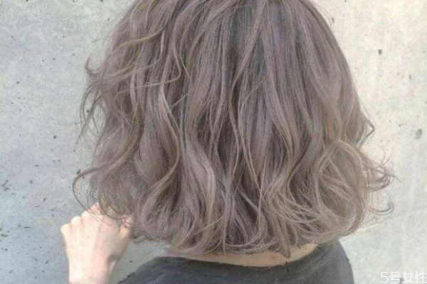 头发很油可以染发吗,头发很油可以染头发吗